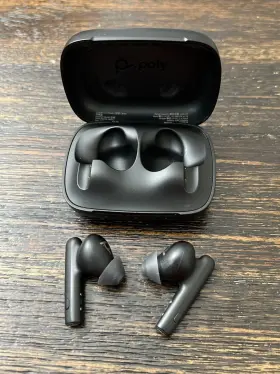7Y8M2AA POLY Voyager Wireless Earbuds Box